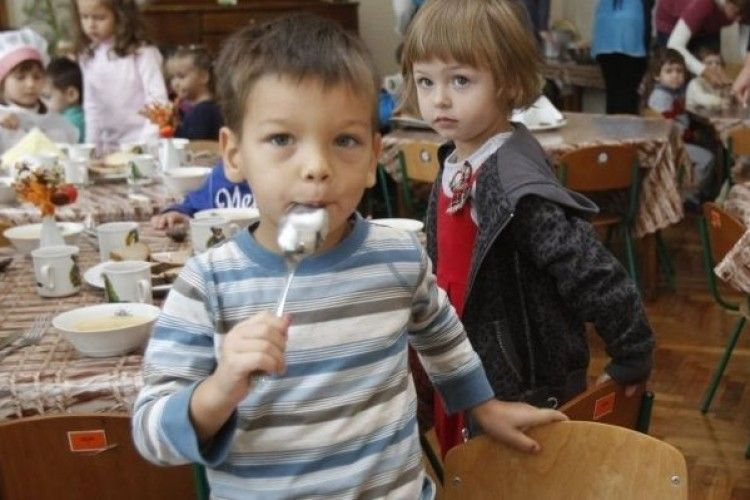 В Одесі виховательку дитячого садка звільнили з роботи, бо... багато годувала дітей