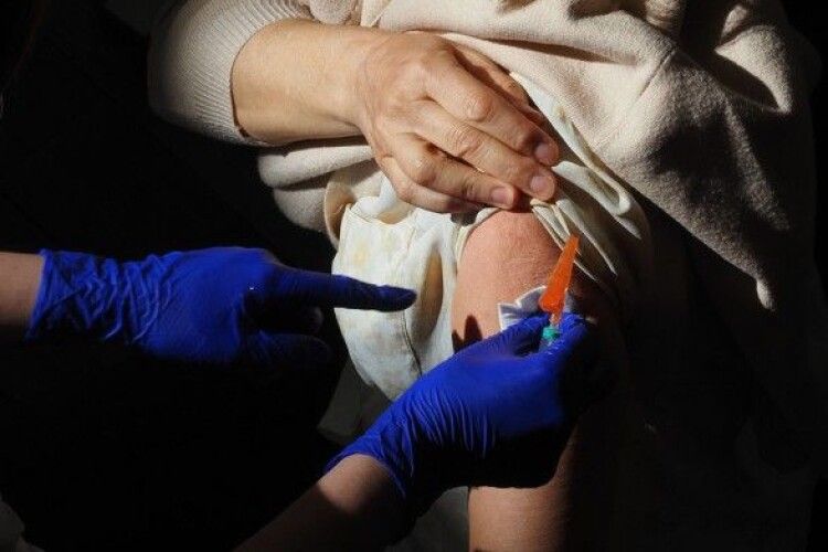На Закарпатті почали вакцинувати населення ромських поселень від коронавірусу