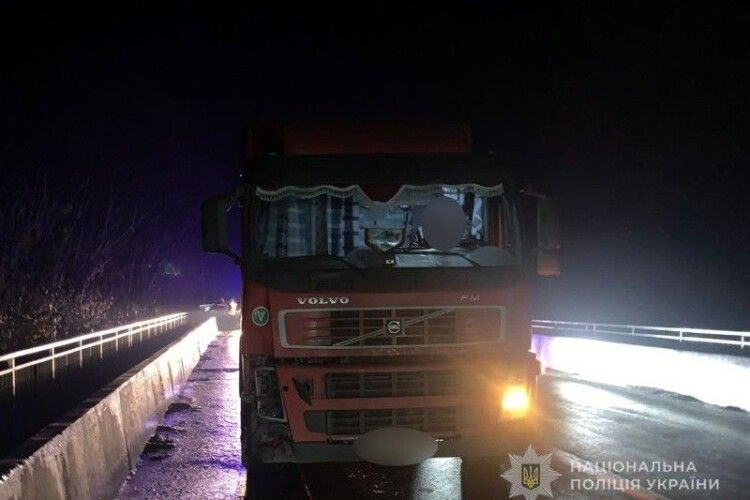 На Волині вантажівка на трасі на смерть збила літню жінку