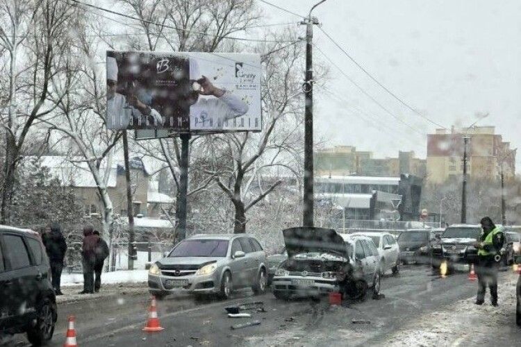 Масштабна ДТП у Луцьку: зіткнулися 4 автівки, утворився величезний затор (Фото)