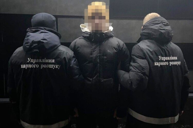 У Луцьку затримали молодика з пакунком наркотиків