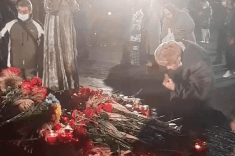 У Києві пенсіонер збирав та їв хліб і яблука із меморіалу Голодомору 