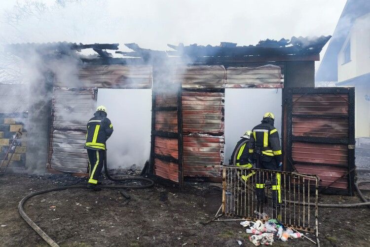 У селі на Волині горів гараж