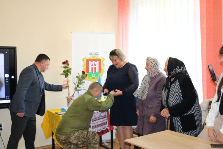 У громаді на Волині сім’ям захисників вручили високі державні нагороди (Фото)