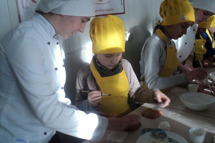 Четвертокласники вчилися в учнів училища робити святкові пряники