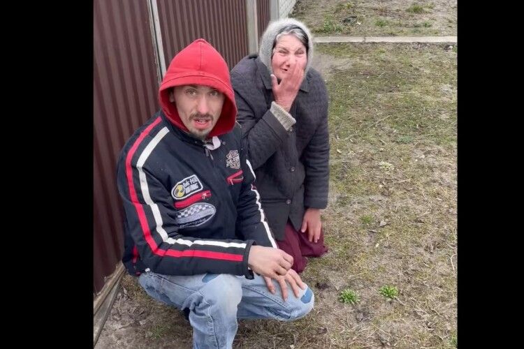 «Дякую, хлопці!»: бабуся на колінах зустрічала наших захисників на окупованих територіях (Відео)
