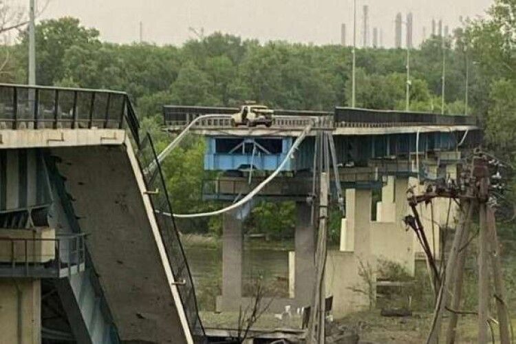 Окупанти зруйнували всі мости до Сєвєродонецька: Гайдай пояснив наслідки