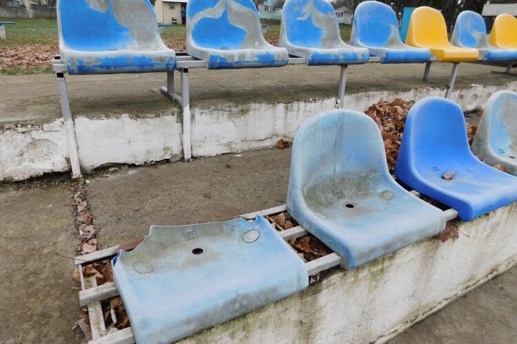 Волинські поліцейські розшукують тих, хто потрощив крісла на стадіоні