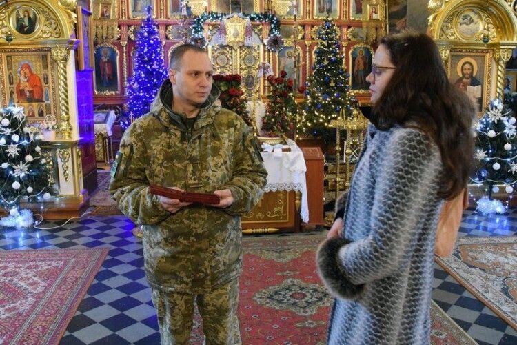 Без батька залишилися три доньки: дружині загиблого прикордонника з Волині вручили нагороду чоловіка (Фото)