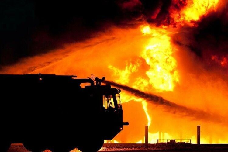 На Горохівщині сталася велика пожежа – згоріло 50 тонн соломи: момент потрапив на камеру (Відео)