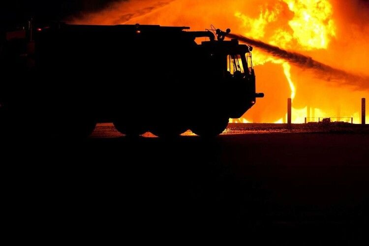 У Луцьку палає житловий будинок: з вогнем борються три пожежні бригади (Відео)
