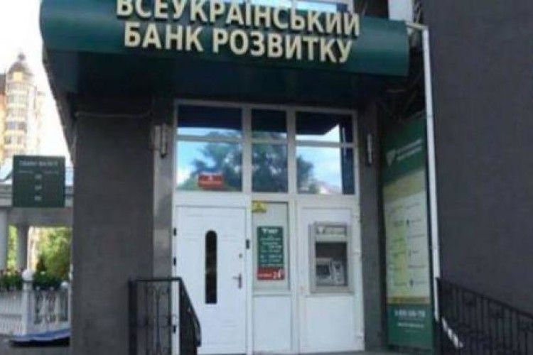 Суд зняв арешт із рахунків у банку Януковича
