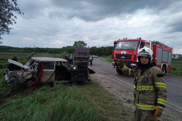 На Рівненщині автомобіль «по пояс» пірнув у канаву (Фото)