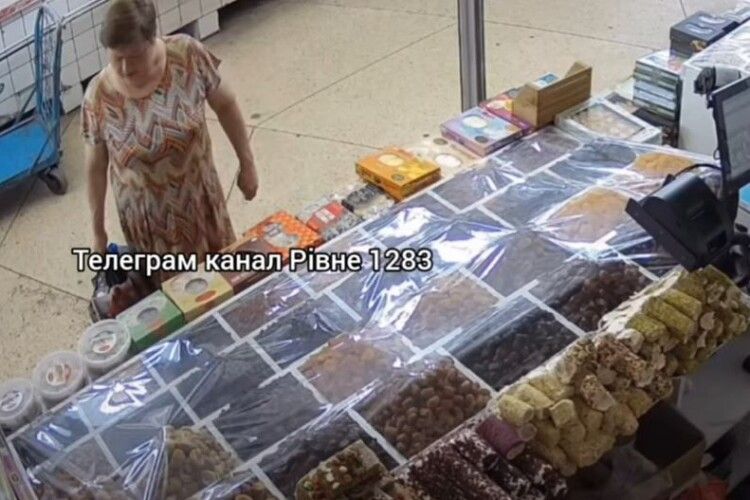 На Рівненщині жінка потягнула з прилавку смаколики: момент потрапив на камеру (Відео)