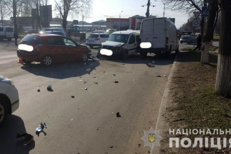 У Рівному зіткнулися три автівки