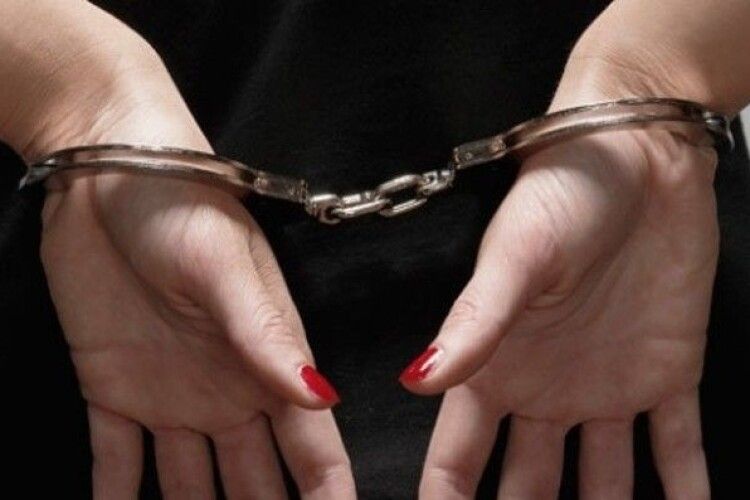 38-річна львів'янка намагалася продати 17-річну доньку в сексуальне рабство до Чехії