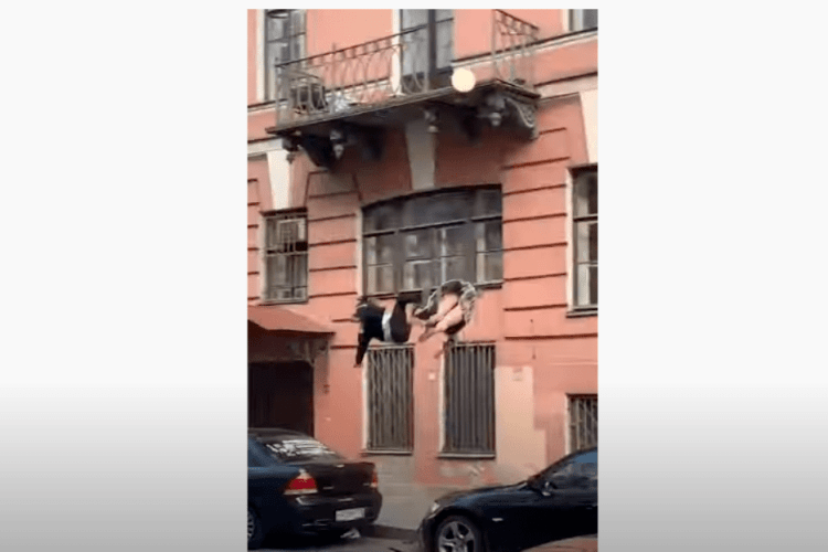 П'яна пара під час бійки випала з балкона (Відео моменту)