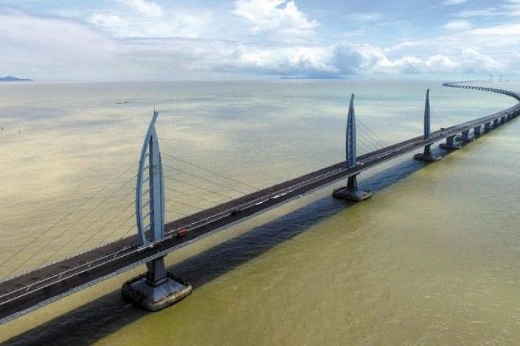 У Китаї побудували найдовший морський міст у світі