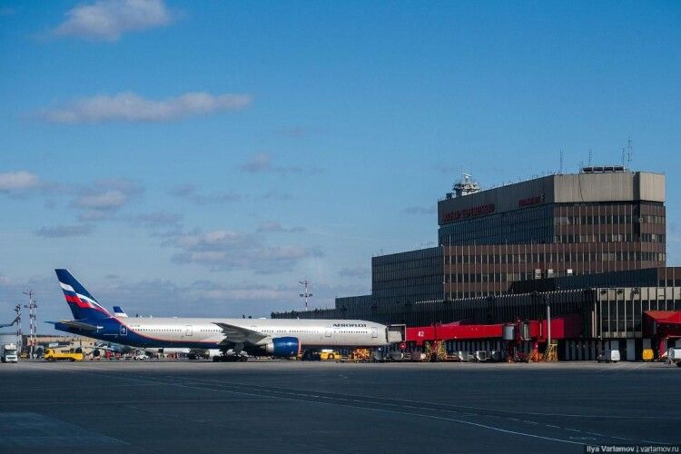 Перед вилітом до Туреччини росіянин загубив дружину, і аби мати час на пошуки, «замінував» аеропорт «Шереметьєво»