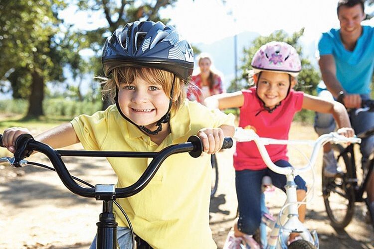 Коли у Луцьку діти сідлають велосипеди, у матерів — стреси