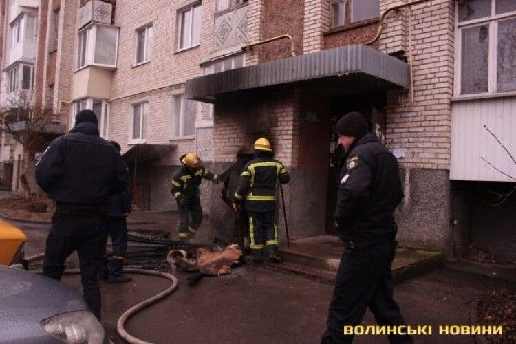 Працювали медики і пожежники: у Луцьку горіла багатоповерхівка (Фото) 