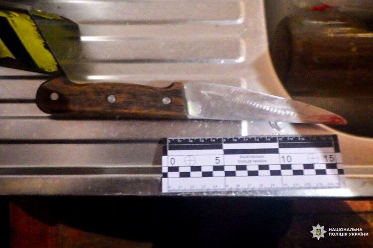 На Рівненщині чоловік після застілля кухонним ножем вдарив гостя