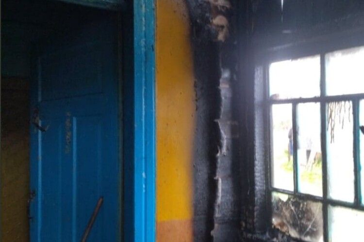 Волинські вогнеборці працювали на пожежі в дерев’яному будинку на Ковельщині