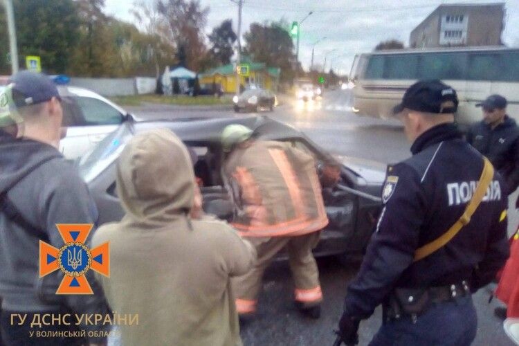 Рятувальники Нововолинська деблокували з авто жінку, яку затисло унаслідок ДТП
