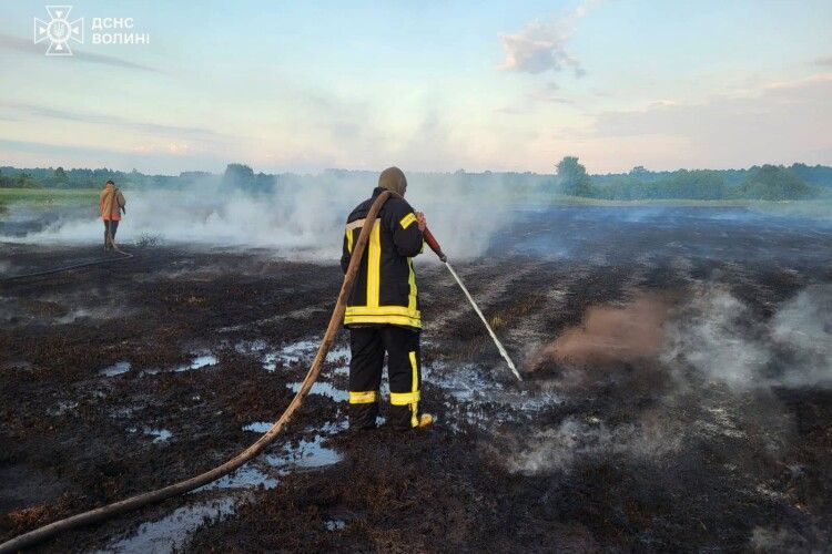 Коли земля горить під ногами: під Луцьком приборкують підступну підземну пожежу