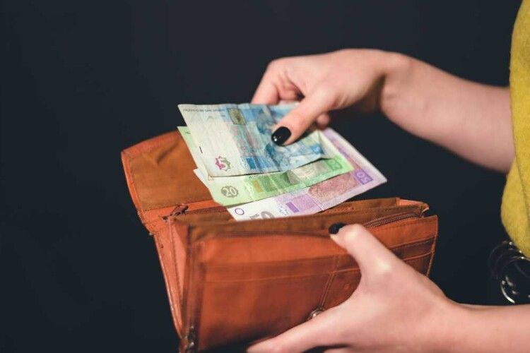 Українці можуть отримати ще один вид допомоги через «Приватбанк»: кому виплатять гроші 