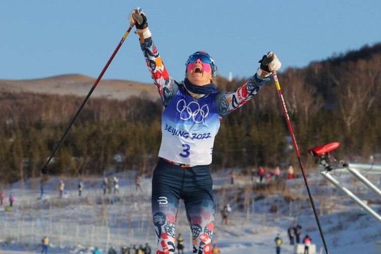 Першою олімпійською чемпіонкою Пекіна-2022 стала норвезька лижниця Тереза Йохауг, яка вже вигравала «золото» 12 років тому