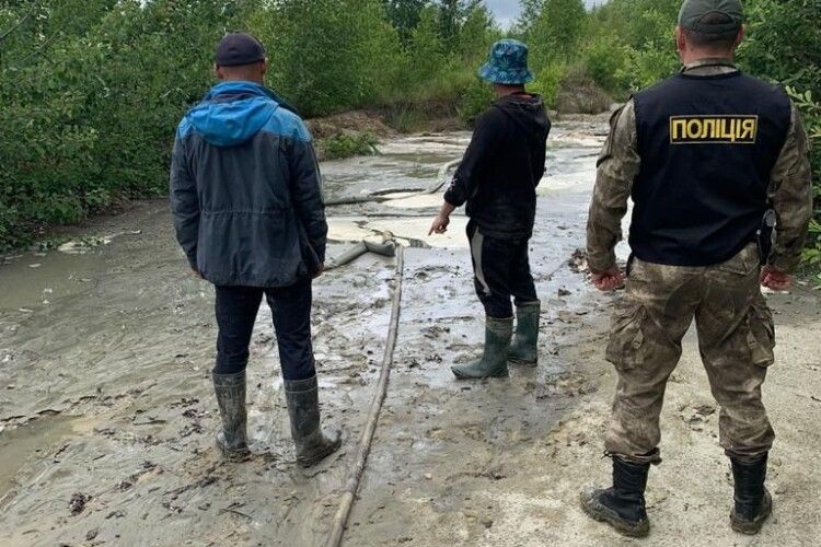 Взяли на гарячому: на Рівненщині накрили чотирьох бурштинокопачів
