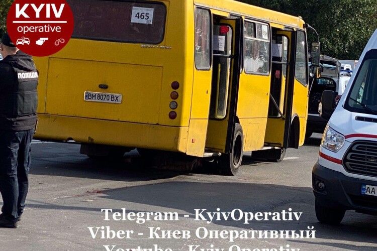 Маршрутка на швидкості в'їхала у натовп пішоходів: одна людина загинула (Відео)