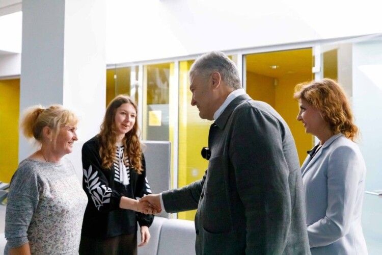 Студентка УКУ Юлія Лисак, батько якої загинув на фронті, отримала стипендію Фонду Порошенка імені Тараса Бобанича