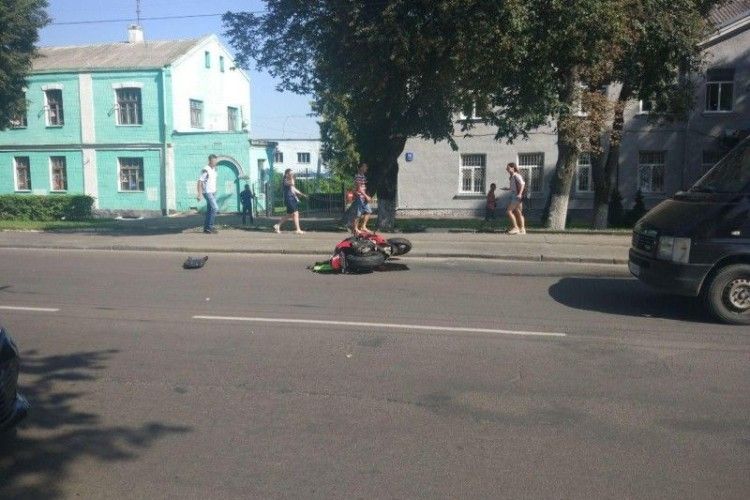 Мотоцикліст, який розбився сьогодні у Луцьку, помер у лікарні