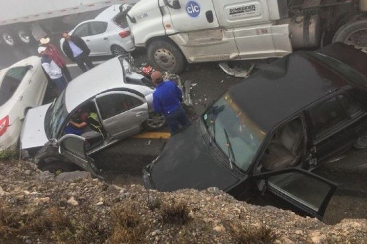 На трасі у Мексиці зіткнулися 50 автомобілів 