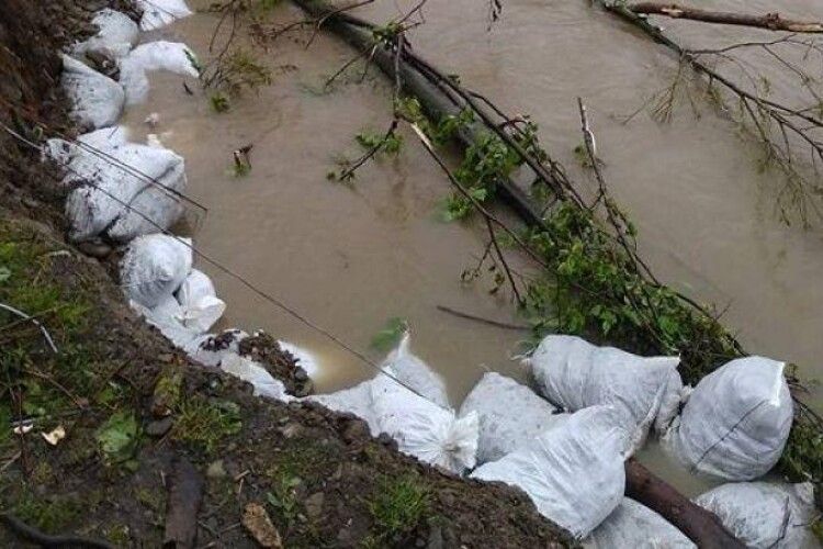   На річці Черемош виникла загроза прориву дамби