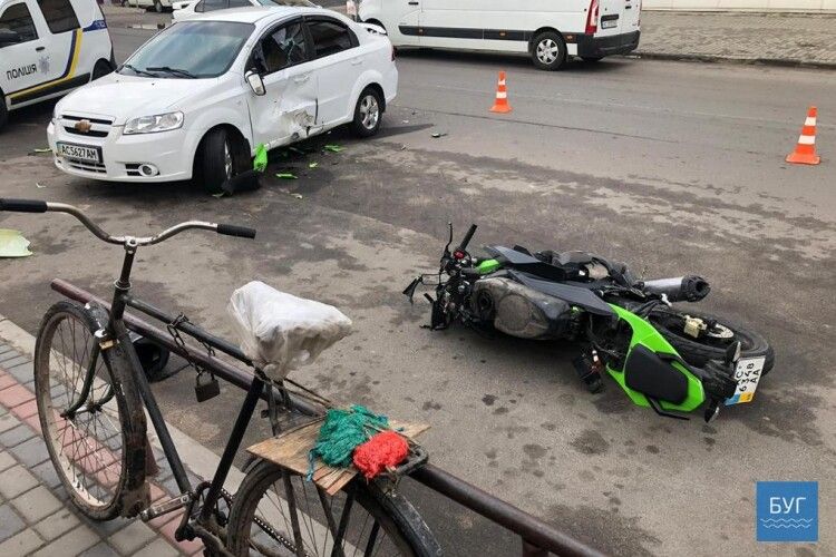 У Володимирі-Волинському зіткнулися мотоцикл і легковик