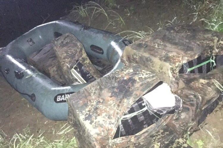 Тютюнова контрабанда: на Волині прикордонники вилучили 12 ящиків сигарет та човен