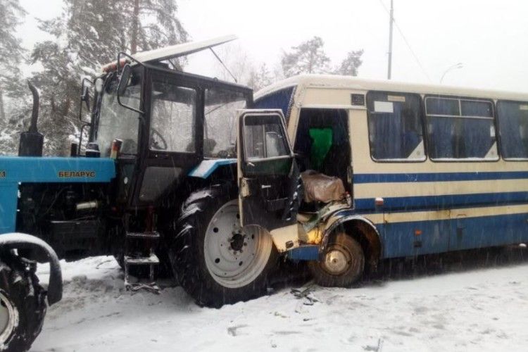  Пасажирський автобус зіткнувся з трактором, є постраждалі