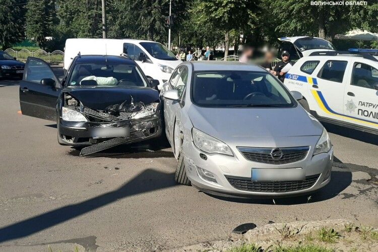 Водій порушив ПДР: у Луцьку сталася аварія