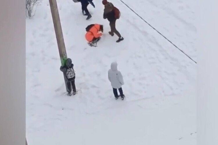 У Росії зграя школярів-бузувірів жорстоко побила дівчинку-сироту