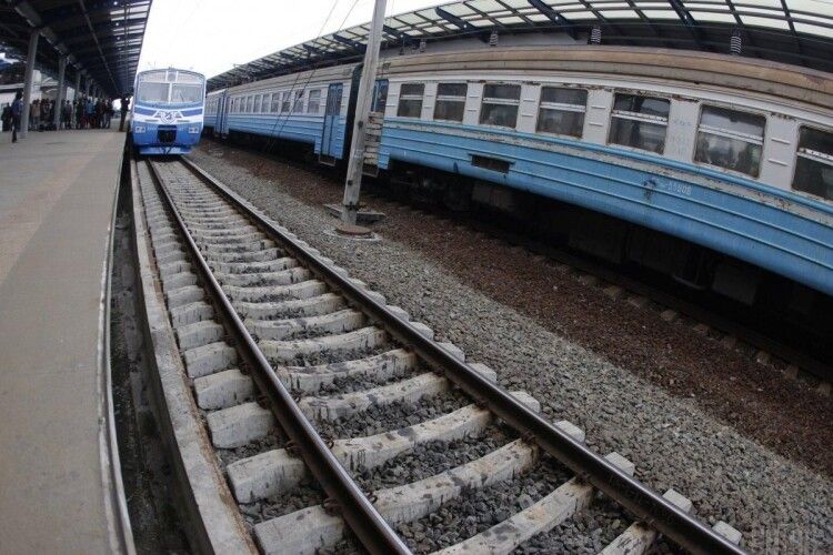 На Львівщині вандали розтрощили вагон приміського потяга