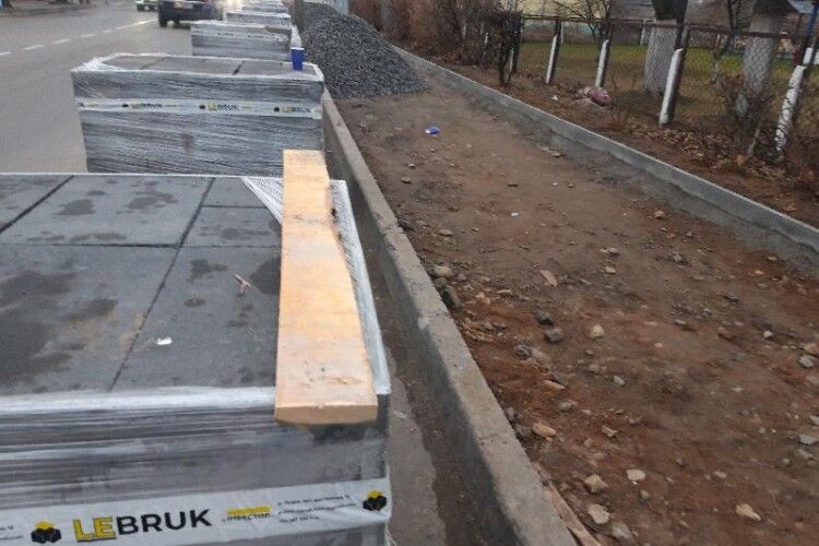 Показали, як в центрі Ковеля кладуть нову бруківку (Фото)