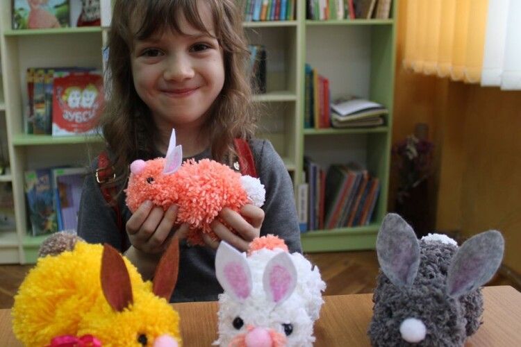 У Луцьку відвідувачі бібліотеки вчилися перетворювати нитки на кроленят