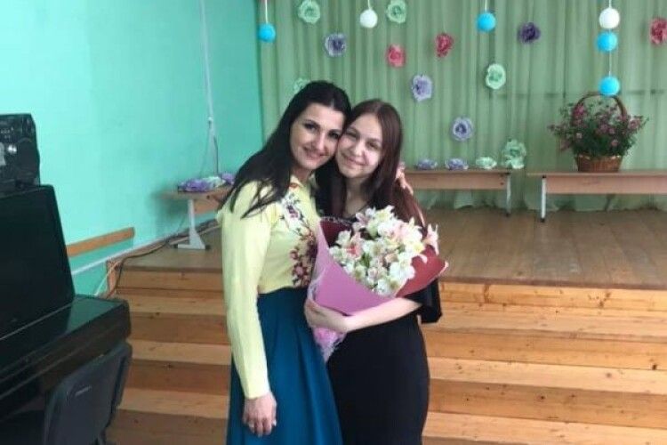 Талановита випускниця отримала сукню від відомої співачки 