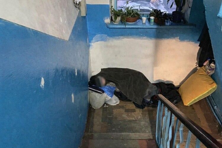 У Луцьку рятували жінку, яка ночувала в під'їздах