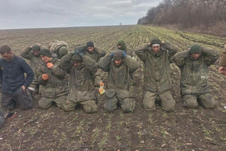 Переховувалися в лісі та спали на свинофермі: російські окупанти здалися в полон сільському дядькові (Відео)