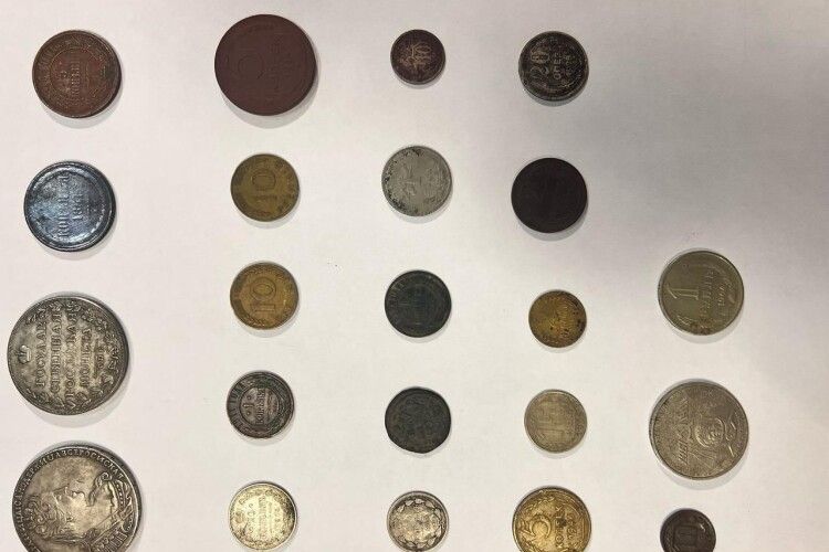Українець через волинську митницю намагався вивезти 22 цінні старовинні монети
