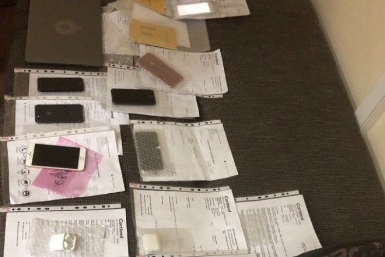 Водій автобуса перевозив айфонів майже на 400 тисяч гривень